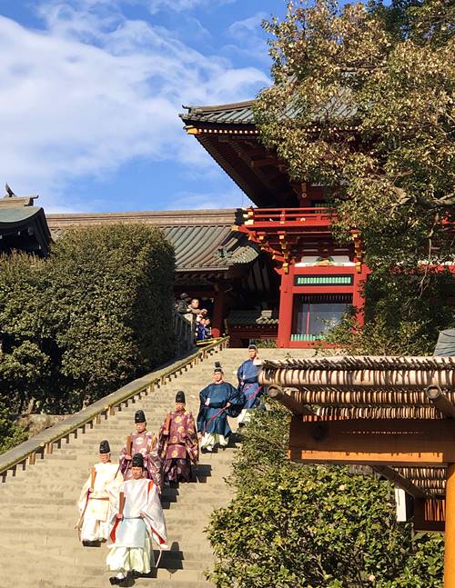 鎌倉節分下拝殿へ降りてくる