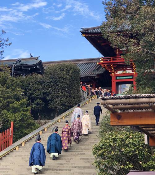 鶴岡八幡宮節分本殿へ登る