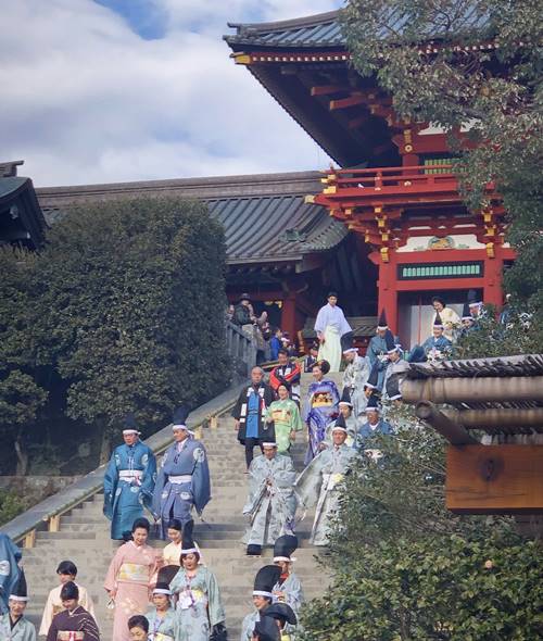 鎌倉節分下拝殿へ降りてくる