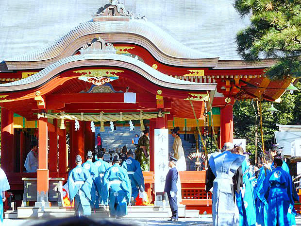 鶴岡八幡宮初詣除魔神
事舞殿去る