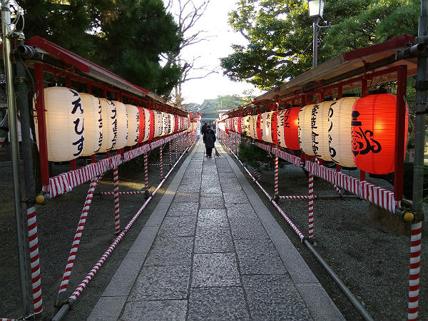 本覚寺初えびす提灯参道