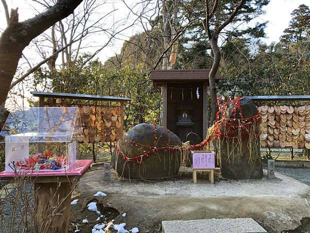 葛原岡神社男石と女石