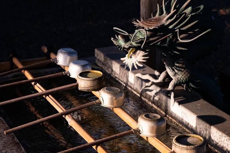 手水舎におられる龍神様