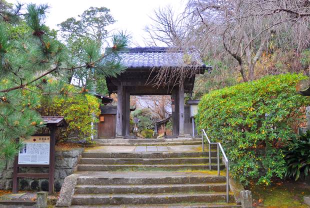 安国論寺の門