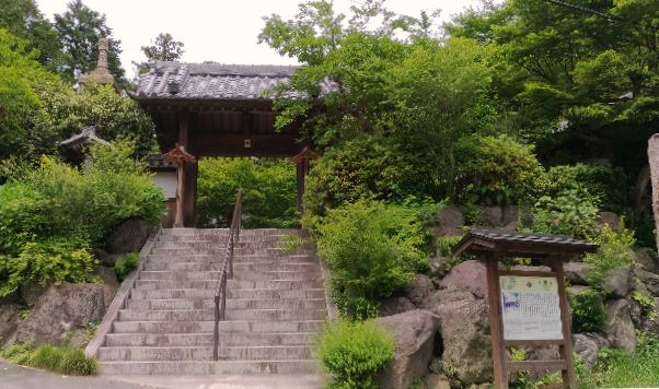 覚園寺の門