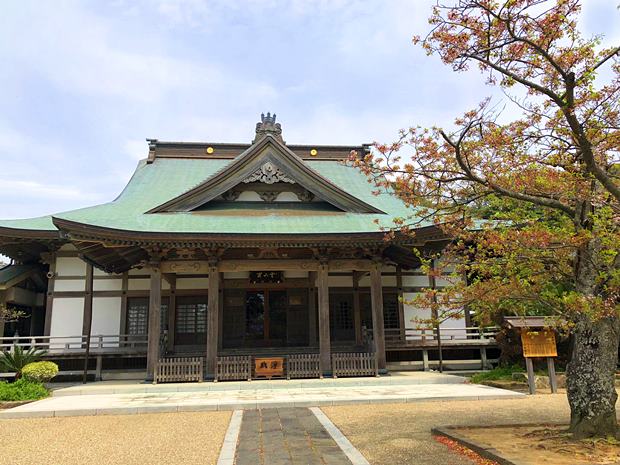 光明寺の開山堂には歴代の法主が祀られている。