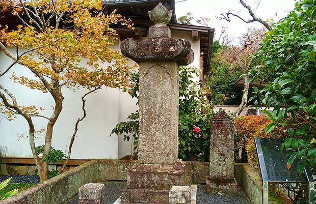 薬王寺供養塔
